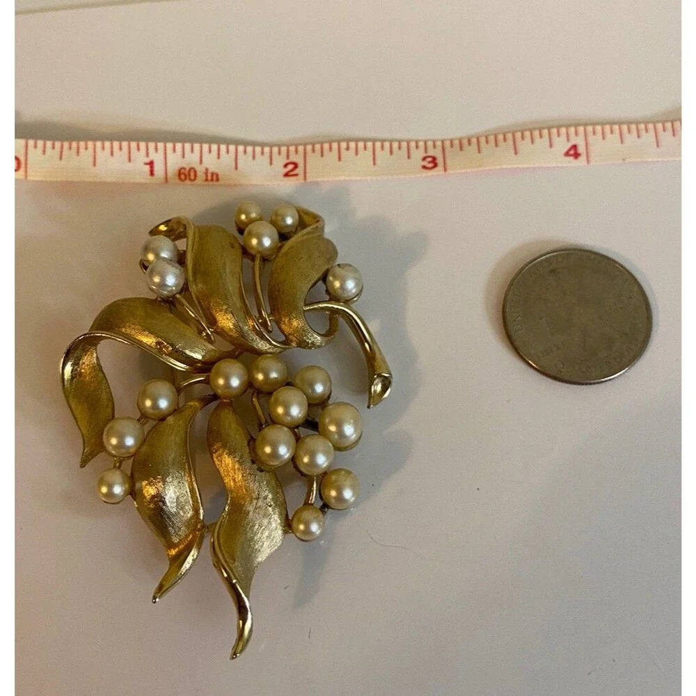 Vintage Signed CORO Goldtone Leaf Brooch with Faux Pearls